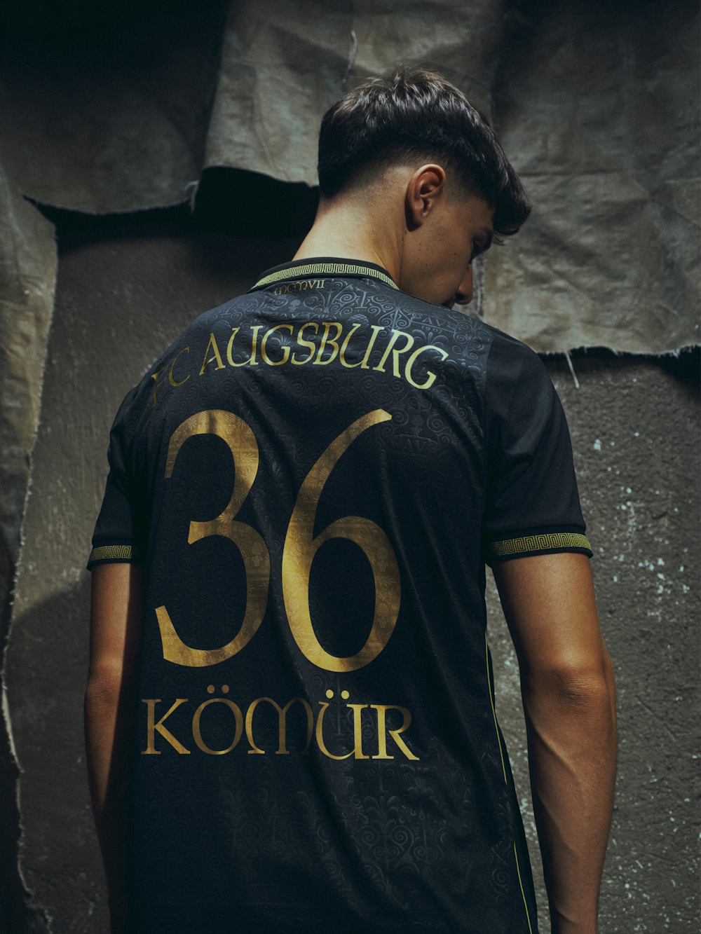 FCA-Profi Mert Kömür zeigt die Rückseite des Römertrikots mit der Rückennummer 36.